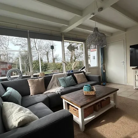 Strandnahes Nr 156 Mit Traumhaften Wintergarten Und Uneinsehbaren, Grossen Garten, Eckgrundstueck * Sint Maartensvlotbrug