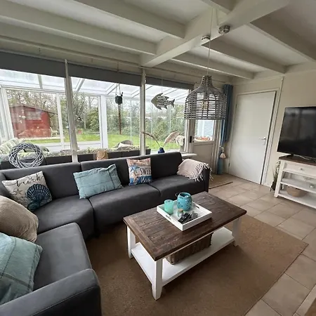 Strandnahes Nr 156 Mit Traumhaften Wintergarten Und Uneinsehbaren, Grossen Garten, Eckgrundstueck Sint Maartensvlotbrug