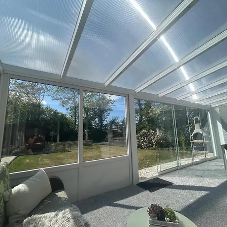 Strandnahes Nr 156 Mit Traumhaften Wintergarten Und Uneinsehbaren, Grossen Garten, Eckgrundstueck Sint Maartensvlotbrug