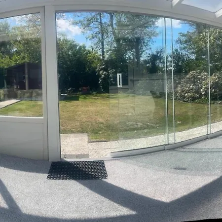 Strandnahes Nr 156 Mit Traumhaften Wintergarten Und Uneinsehbaren, Grossen Garten, Eckgrundstueck * Sint Maartensvlotbrug