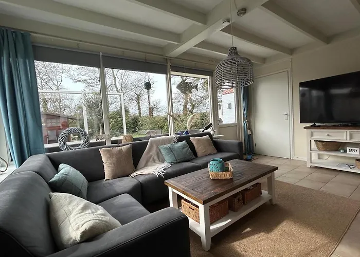 Strandnahes Nr 156 Mit Traumhaften Wintergarten Und Uneinsehbaren, Grossen Garten, Eckgrundstueck * Sint Maartensvlotbrug