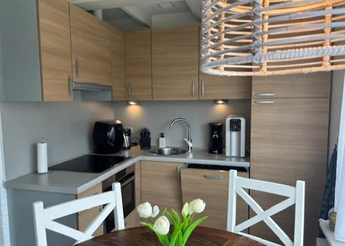 Strandnahes Nr 156 Mit Traumhaften Wintergarten Und Uneinsehbaren, Grossen Garten, Eckgrundstueck Sint Maartensvlotbrug