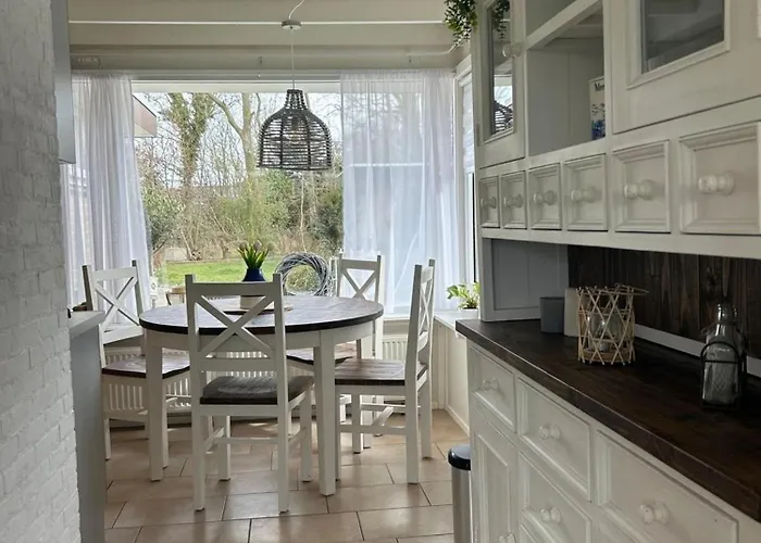 Strandnahes Nr 156 Mit Traumhaften Wintergarten Und Uneinsehbaren, Grossen Garten, Eckgrundstueck * Sint Maartensvlotbrug