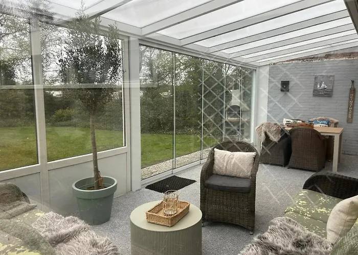 Strandnahes Nr 156 Mit Traumhaften Wintergarten Und Uneinsehbaren, Grossen Garten, Eckgrundstueck Sint Maartensvlotbrug