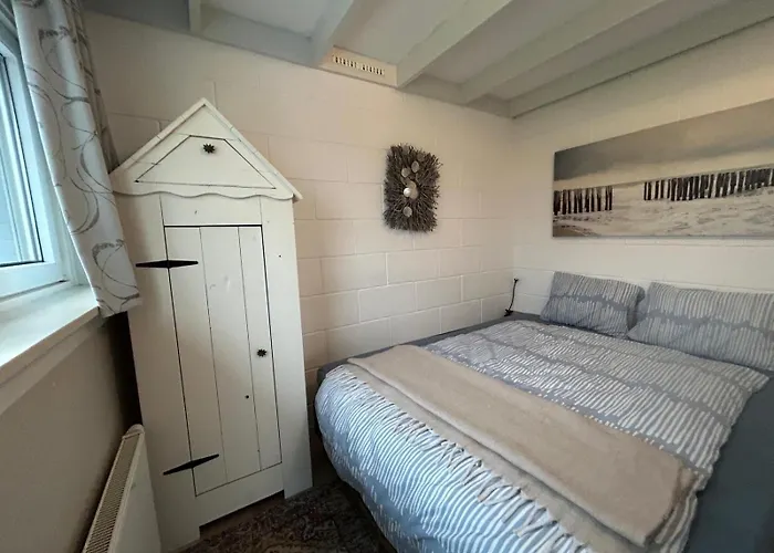 Strandnahes Nr 156 Mit Traumhaften Wintergarten Und Uneinsehbaren, Grossen Garten, Eckgrundstueck Sint Maartensvlotbrug