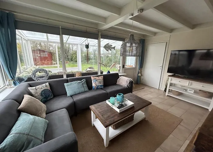 Strandnahes Nr 156 Mit Traumhaften Wintergarten Und Uneinsehbaren, Grossen Garten, Eckgrundstueck Sint Maartensvlotbrug