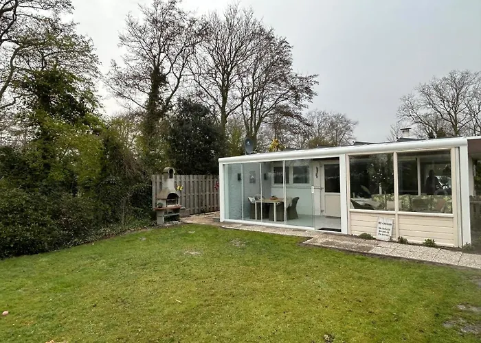 Strandnahes Nr 156 Mit Traumhaften Wintergarten Und Uneinsehbaren, Grossen Garten, Eckgrundstueck * Sint Maartensvlotbrug